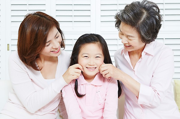 포토 JPG 스튜디오촬영 여자 노년 딸 할머니 어린이 가족 모녀 엄마 손녀 실내 미소 웃음 사람 앉기 동양인 소녀 성인 앞모습 세명 30대 부모 한국인 자녀 60대 손주 꼬집기 여자만 국내포토 뷰포인트 관계 모션 표정 인종 내부 장년 파일형식