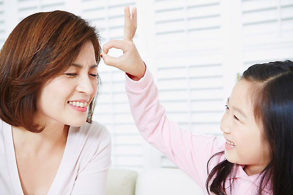 포토 JPG 스튜디오촬영 여자 딸 어린이 가족 놀이 모녀 엄마 실내 미소 웃음 사람 앉기 동양인 소녀 상반신 성인 두명 30대 부모 한국인 자녀 벌칙 여자만 국내포토 관계 모션 표정 인종 내부 장년 파일형식