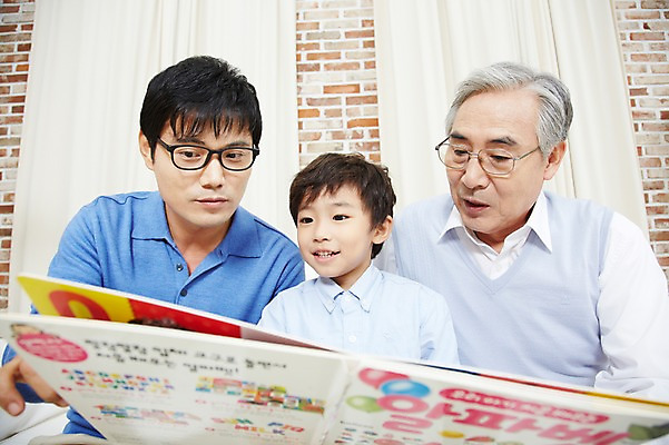 포토 JPG 스튜디오촬영 할아버지 노년 남자 아들 어린이 가족 손자 실내 미소 웃음 사람 앉기 동양인 소년 상반신 성인 앞모습 책 세명 30대 부모 독서 한국인 자녀 아빠 60대 손주 부자3대 부자지간 남자만 국내포토 뷰포인트 관계 모션 표정 인종 내부 장년 파일형식