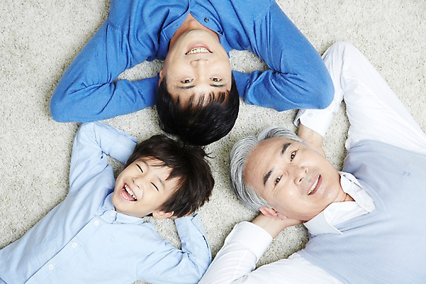 포토 JPG 스튜디오촬영 할아버지 노년 남자 아들 어린이 가족 손자 실내 미소 웃음 사람 동양인 소년 상반신 성인 세명 30대 부모 눕기 한국인 자녀 아빠 60대 손주 부자3대 부자지간 남자만 국내포토 관계 모션 표정 인종 내부 장년 파일형식