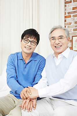 포토 JPG 스튜디오촬영 할아버지 노년 남자 아들 가족 실내 미소 웃음 사람 앉기 동양인 성인 두명 앞모습 30대 부모 한국인 자녀 아빠 60대 부자지간 남자만 국내포토 뷰포인트 관계 모션 표정 인종 내부 장년 파일형식