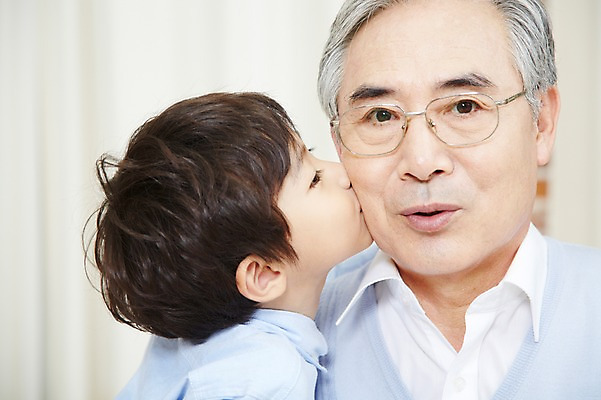 포토 JPG 스튜디오촬영 할아버지 노년 남자 어린이 가족 손자 키스 실내 미소 웃음 사람 동양인 소년 상반신 성인 두명 앞모습 한국인 60대 스킨십 손주 애정표현 남자만 국내포토 뷰포인트 관계 표정 인종 내부 표현 파일형식