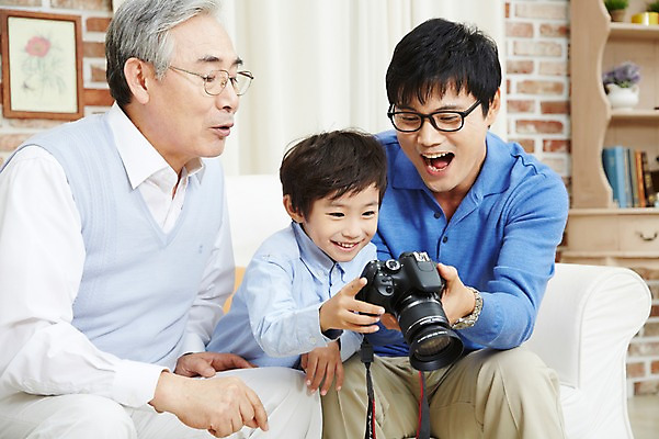 포토 JPG 스튜디오촬영 할아버지 노년 남자 아들 어린이 가족 손자 실내 미소 웃음 사람 앉기 동양인 소년 성인 앞모습 세명 30대 전자제품 부모 카메라 한국인 자녀 아빠 60대 손주 부자3대 부자지간 남자만 국내포토 뷰포인트 관계 모션 표정 인종 내부 장년 파일형식