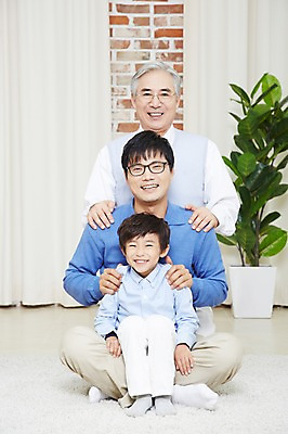 포토 JPG 스튜디오촬영 전신 할아버지 노년 남자 아들 어린이 가족 손자 실내 미소 웃음 사람 앉기 동양인 소년 성인 앞모습 세명 30대 부모 한국인 자녀 아빠 60대 손주 일렬 부자3대 부자지간 남자만 국내포토 뷰포인트 관계 모션 표정 인종 내부 장년 파일형식