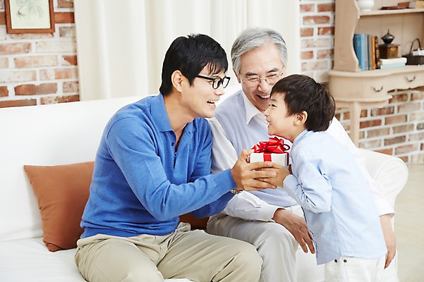 포토 JPG 스튜디오촬영 할아버지 노년 남자 아들 어린이 가족 손자 실내 선물 미소 웃음 사람 동양인 소년 성인 세명 30대 선물상자 부모 한국인 자녀 아빠 60대 손주 부자3대 부자지간 남자만 국내포토 관계 표정 인종 내부 장년 상자 파일형식