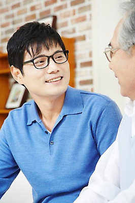 포토 JPG 스튜디오촬영 할아버지 노년 남자 아들 가족 실내 미소 웃음 사람 동양인 상반신 성인 두명 30대 부모 한국인 자녀 아빠 60대 부자지간 남자만 국내포토 관계 표정 인종 내부 장년 파일형식