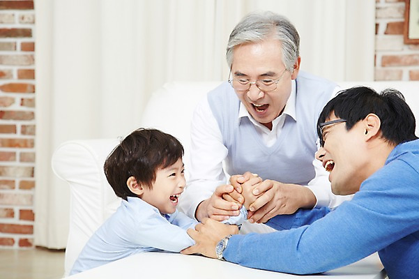 포토 JPG 스튜디오촬영 할아버지 노년 남자 아들 어린이 가족 놀이 손자 실내 미소 웃음 사람 동양인 소년 성인 세명 30대 부모 경쟁 한국인 자녀 아빠 60대 손주 팔씨름 부자3대 부자지간 남자만 국내포토 컨셉 관계 표정 인종 내부 장년 파일형식