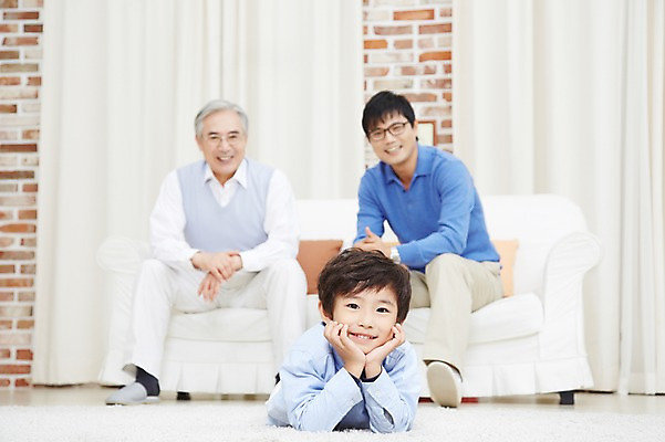 포토 JPG 스튜디오촬영 전신 할아버지 노년 남자 아들 어린이 가족 손자 실내 미소 웃음 사람 동양인 소년 성인 세명 30대 부모 한국인 자녀 아빠 60대 손주 부자3대 부자지간 남자만 국내포토 관계 표정 인종 내부 장년 파일형식