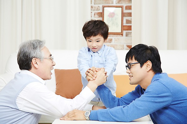 포토 JPG 스튜디오촬영 할아버지 노년 남자 아들 어린이 가족 놀이 손자 실내 미소 웃음 사람 동양인 소년 성인 세명 30대 부모 경쟁 한국인 자녀 아빠 60대 손주 팔씨름 부자3대 부자지간 남자만 국내포토 컨셉 관계 표정 인종 내부 장년 파일형식