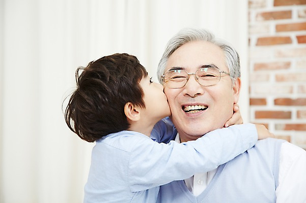 포토 JPG 스튜디오촬영 할아버지 노년 남자 어린이 가족 손자 키스 실내 미소 웃음 사람 동양인 소년 상반신 성인 두명 앞모습 한국인 60대 스킨십 손주 애정표현 남자만 국내포토 뷰포인트 관계 표정 인종 내부 표현 파일형식
