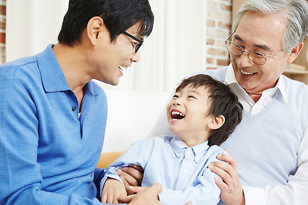 포토 JPG 스튜디오촬영 할아버지 노년 남자 아들 어린이 가족 손자 실내 미소 웃음 사람 앉기 동양인 소년 상반신 성인 세명 30대 부모 한국인 자녀 아빠 60대 손주 부자3대 부자지간 남자만 국내포토 관계 모션 표정 인종 내부 장년 파일형식