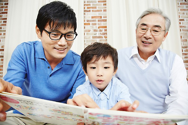 포토 JPG 스튜디오촬영 할아버지 노년 남자 아들 어린이 가족 손자 실내 미소 웃음 사람 앉기 동양인 소년 상반신 성인 앞모습 책 세명 30대 부모 독서 한국인 자녀 아빠 60대 손주 부자3대 부자지간 남자만 국내포토 뷰포인트 관계 모션 표정 인종 내부 장년 파일형식