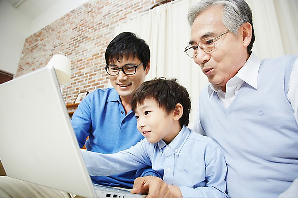 포토 JPG 스튜디오촬영 할아버지 노년 남자 아들 어린이 가족 손자 실내 미소 웃음 사람 앉기 동양인 소년 상반신 성인 세명 30대 노트북 컴퓨터 부모 한국인 자녀 웹서핑 아빠 60대 손주 부자3대 부자지간 남자만 국내포토 관계 모션 표정 인종 내부 장년 전자제품 파일형식
