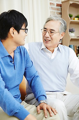 포토 JPG 스튜디오촬영 할아버지 노년 남자 아들 가족 실내 미소 웃음 사람 앉기 동양인 성인 두명 30대 부모 한국인 자녀 아빠 60대 부자지간 남자만 국내포토 관계 모션 표정 인종 내부 장년 파일형식