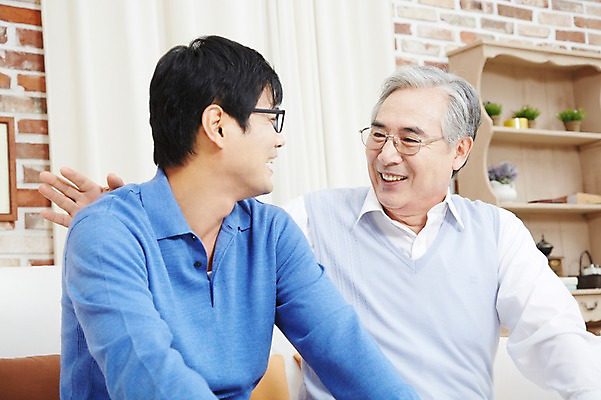 포토 JPG 스튜디오촬영 할아버지 노년 남자 아들 가족 실내 미소 웃음 사람 앉기 동양인 상반신 성인 두명 30대 부모 한국인 자녀 아빠 60대 부자지간 남자만 국내포토 관계 모션 표정 인종 내부 장년 파일형식