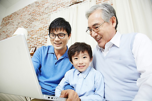 포토 JPG 스튜디오촬영 할아버지 노년 남자 아들 어린이 가족 손자 실내 미소 웃음 사람 앉기 동양인 소년 상반신 성인 세명 30대 노트북 컴퓨터 부모 한국인 자녀 웹서핑 아빠 60대 손주 부자3대 부자지간 남자만 국내포토 관계 모션 표정 인종 내부 장년 전자제품 파일형식
