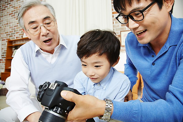 포토 JPG 스튜디오촬영 할아버지 노년 남자 아들 어린이 가족 손자 실내 미소 웃음 사람 앉기 동양인 소년 상반신 성인 세명 30대 전자제품 부모 카메라 한국인 자녀 아빠 60대 손주 부자3대 부자지간 남자만 국내포토 관계 모션 표정 인종 내부 장년 파일형식
