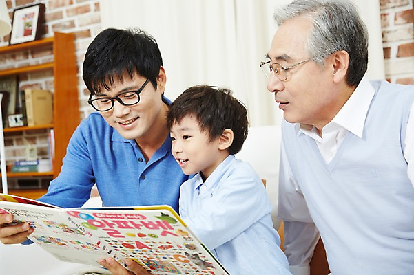 포토 JPG 스튜디오촬영 할아버지 노년 남자 아들 어린이 가족 손자 실내 미소 웃음 사람 앉기 동양인 소년 상반신 성인 책 세명 30대 부모 독서 한국인 자녀 아빠 60대 손주 부자3대 부자지간 남자만 국내포토 관계 모션 표정 인종 내부 장년 파일형식