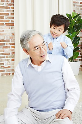 포토 JPG 스튜디오촬영 할아버지 노년 남자 어린이 가족 손자 실내 미소 웃음 사람 동양인 소년 성인 두명 앞모습 한국인 60대 손주 효도 남자만 국내포토 뷰포인트 컨셉 관계 표정 인종 내부 파일형식