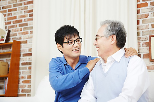 포토 JPG 스튜디오촬영 할아버지 노년 남자 아들 가족 실내 미소 웃음 사람 앉기 동양인 상반신 성인 두명 30대 부모 한국인 자녀 아빠 60대 효도 부자지간 남자만 국내포토 컨셉 관계 모션 표정 인종 내부 장년 파일형식