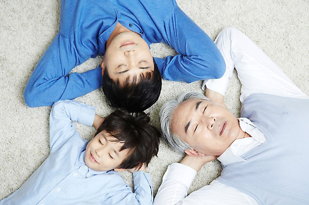 포토 JPG 스튜디오촬영 할아버지 노년 남자 아들 어린이 가족 손자 실내 미소 웃음 사람 동양인 소년 상반신 성인 세명 30대 부모 눕기 눈감음 한국인 자녀 아빠 60대 손주 부자3대 부자지간 남자만 국내포토 관계 모션 표정 인종 내부 장년 파일형식