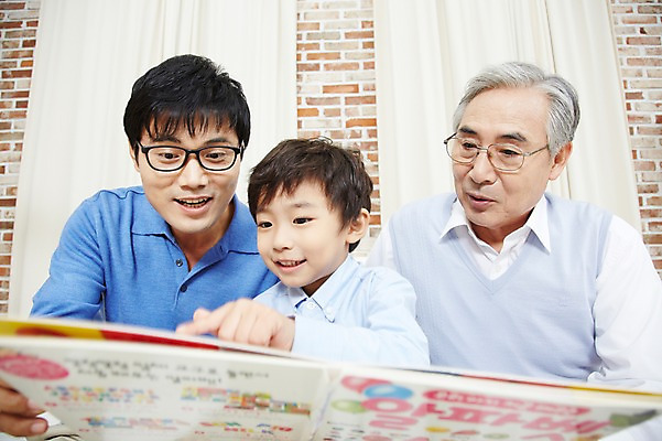 포토 JPG 스튜디오촬영 할아버지 노년 남자 아들 어린이 가족 손자 실내 미소 웃음 사람 앉기 동양인 소년 상반신 성인 앞모습 책 세명 30대 부모 독서 한국인 자녀 아빠 60대 손주 부자3대 부자지간 남자만 국내포토 뷰포인트 관계 모션 표정 인종 내부 장년 파일형식