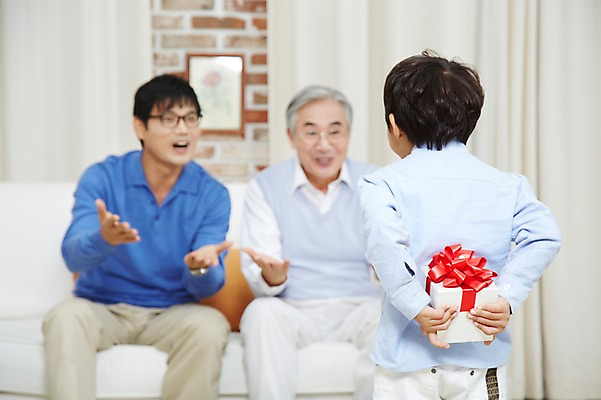 포토 JPG 스튜디오촬영 할아버지 노년 남자 아들 어린이 가족 손자 실내 선물 미소 웃음 사람 동양인 소년 성인 앞모습 세명 30대 선물상자 부모 한국인 자녀 아빠 60대 손주 부자3대 부자지간 남자만 국내포토 뷰포인트 관계 표정 인종 내부 장년 상자 파일형식