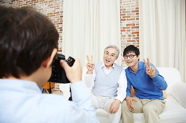 포토 JPG 스튜디오촬영 할아버지 노년 남자 아들 어린이 포즈 가족 손자 실내 미소 웃음 사람 앉기 동양인 손짓 소년 상반신 성인 세명 30대 전자제품 부모 카메라 사진촬영 한국인 자녀 아빠 60대 손주 브이 부자3대 부자지간 남자만 국내포토 관계 모션 표정 인종 내부 장년 촬영 파일형식