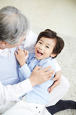 포토 JPG 스튜디오촬영 할아버지 노년 남자 어린이 가족 손자 실내 미소 웃음 사람 동양인 소년 성인 두명 한국인 60대 손주 남자만 국내포토 관계 표정 인종 내부 파일형식