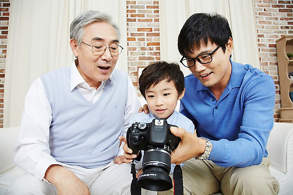 포토 JPG 스튜디오촬영 할아버지 노년 남자 아들 어린이 가족 손자 실내 미소 웃음 사람 앉기 동양인 소년 성인 앞모습 세명 30대 전자제품 부모 카메라 한국인 자녀 아빠 60대 손주 부자3대 부자지간 남자만 국내포토 뷰포인트 관계 모션 표정 인종 내부 장년 파일형식