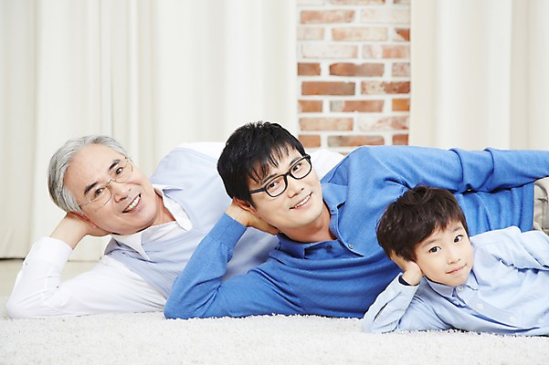 포토 JPG 스튜디오촬영 할아버지 노년 남자 아들 어린이 가족 손자 실내 미소 웃음 사람 동양인 소년 성인 앞모습 세명 30대 부모 눕기 한국인 자녀 아빠 60대 손주 일렬 부자3대 부자지간 남자만 국내포토 뷰포인트 관계 모션 표정 인종 내부 장년 파일형식