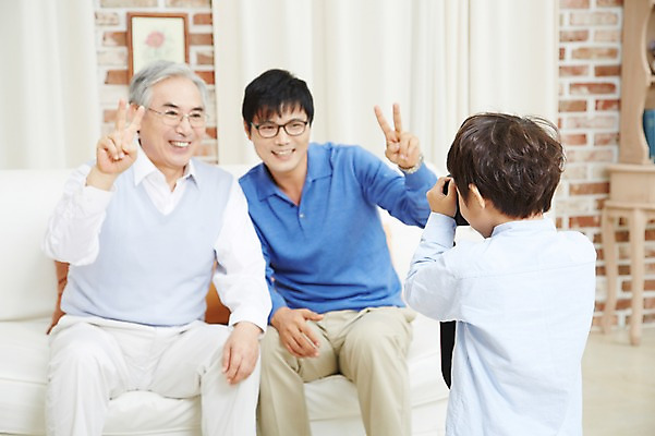 포토 JPG 스튜디오촬영 할아버지 노년 남자 아들 어린이 포즈 가족 손자 실내 미소 웃음 사람 앉기 동양인 손짓 소년 상반신 성인 세명 30대 전자제품 부모 카메라 사진촬영 한국인 자녀 아빠 60대 손주 브이 부자3대 부자지간 남자만 국내포토 관계 모션 표정 인종 내부 장년 촬영 파일형식