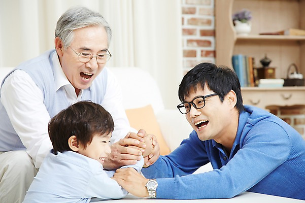 포토 JPG 스튜디오촬영 할아버지 노년 남자 아들 어린이 가족 놀이 손자 실내 미소 웃음 사람 동양인 소년 성인 세명 30대 부모 경쟁 한국인 자녀 아빠 60대 손주 팔씨름 부자3대 부자지간 남자만 국내포토 컨셉 관계 표정 인종 내부 장년 파일형식