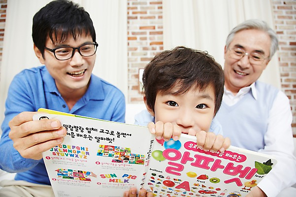 포토 JPG 스튜디오촬영 할아버지 노년 남자 아들 어린이 가족 손자 실내 미소 웃음 사람 앉기 동양인 소년 상반신 성인 앞모습 책 세명 30대 부모 독서 한국인 자녀 아빠 60대 손주 부자3대 부자지간 남자만 국내포토 뷰포인트 관계 모션 표정 인종 내부 장년 파일형식