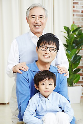 포토 JPG 스튜디오촬영 할아버지 노년 남자 아들 어린이 가족 손자 실내 미소 웃음 사람 앉기 동양인 소년 성인 앞모습 세명 30대 부모 한국인 자녀 아빠 60대 손주 일렬 부자3대 부자지간 남자만 국내포토 뷰포인트 관계 모션 표정 인종 내부 장년 파일형식