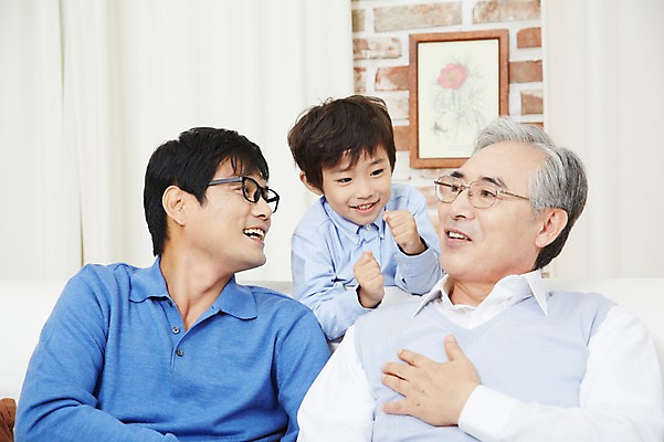 포토 JPG 스튜디오촬영 할아버지 노년 남자 아들 어린이 가족 손자 실내 미소 웃음 사람 앉기 동양인 소년 상반신 성인 앞모습 세명 30대 부모 한국인 자녀 아빠 60대 손주 효도 부자3대 부자지간 남자만 국내포토 뷰포인트 컨셉 관계 모션 표정 인종 내부 장년 파일형식