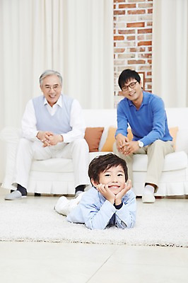 포토 JPG 스튜디오촬영 전신 할아버지 노년 남자 아들 어린이 가족 손자 실내 미소 웃음 사람 동양인 소년 성인 앞모습 세명 30대 부모 한국인 자녀 아빠 60대 손주 부자3대 부자지간 남자만 국내포토 뷰포인트 관계 표정 인종 내부 장년 파일형식