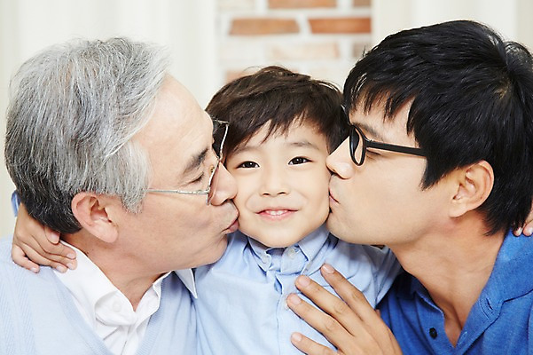 포토 JPG 스튜디오촬영 할아버지 노년 남자 아들 어린이 가족 손자 키스 실내 미소 웃음 사람 동양인 소년 상반신 성인 앞모습 세명 30대 부모 한국인 자녀 아빠 60대 스킨십 손주 애정표현 부자3대 부자지간 남자만 국내포토 뷰포인트 관계 표정 인종 내부 장년 표현 파일형식