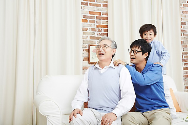 포토 JPG 스튜디오촬영 할아버지 노년 남자 아들 어린이 가족 손자 실내 미소 웃음 사람 동양인 소년 성인 세명 30대 부모 한국인 자녀 아빠 60대 손주 효도 부자3대 부자지간 남자만 국내포토 컨셉 관계 표정 인종 내부 장년 파일형식