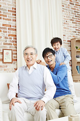 포토 JPG 스튜디오촬영 할아버지 노년 남자 아들 어린이 가족 손자 실내 미소 웃음 사람 동양인 소년 성인 세명 30대 부모 한국인 자녀 아빠 60대 손주 효도 부자3대 부자지간 남자만 국내포토 컨셉 관계 표정 인종 내부 장년 파일형식