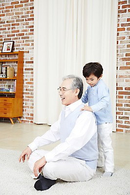 포토 JPG 스튜디오촬영 전신 할아버지 노년 남자 어린이 가족 손자 실내 미소 웃음 사람 동양인 소년 성인 두명 한국인 60대 손주 효도 부자지간 남자만 국내포토 아들 컨셉 관계 표정 인종 내부 아빠 파일형식