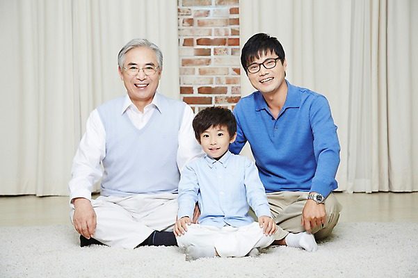 포토 JPG 스튜디오촬영 전신 할아버지 노년 남자 아들 어린이 가족 손자 실내 미소 웃음 사람 앉기 동양인 소년 성인 앞모습 세명 30대 부모 한국인 자녀 아빠 60대 손주 부자3대 부자지간 남자만 국내포토 뷰포인트 관계 모션 표정 인종 내부 장년 파일형식