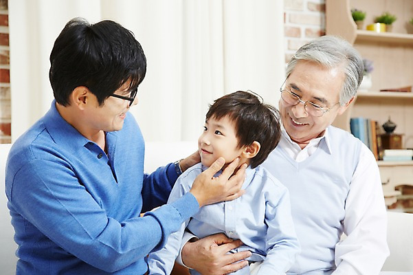 포토 JPG 스튜디오촬영 할아버지 노년 남자 아들 어린이 가족 손자 실내 미소 웃음 사람 앉기 동양인 소년 상반신 성인 세명 30대 부모 한국인 자녀 아빠 60대 손주 부자3대 부자지간 남자만 국내포토 관계 모션 표정 인종 내부 장년 파일형식