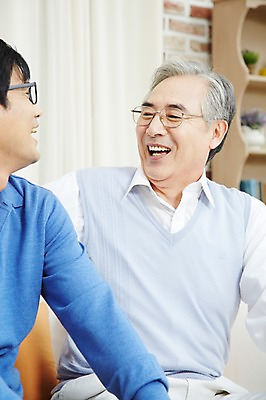 포토 JPG 스튜디오촬영 할아버지 노년 남자 아들 가족 실내 미소 웃음 사람 앉기 동양인 성인 두명 30대 부모 한국인 자녀 아빠 60대 부자지간 남자만 국내포토 관계 모션 표정 인종 내부 장년 파일형식