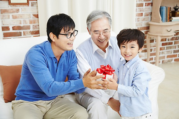포토 JPG 스튜디오촬영 할아버지 노년 남자 아들 어린이 가족 손자 실내 선물 미소 웃음 사람 동양인 소년 성인 세명 30대 선물상자 부모 한국인 자녀 아빠 60대 손주 부자3대 부자지간 남자만 국내포토 관계 표정 인종 내부 장년 상자 파일형식