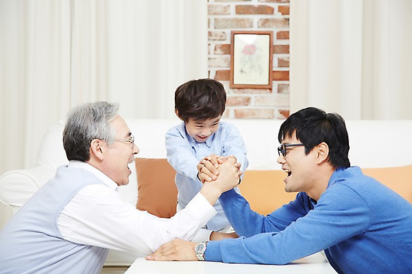 포토 JPG 스튜디오촬영 할아버지 노년 남자 아들 어린이 가족 놀이 손자 실내 미소 웃음 사람 동양인 소년 성인 세명 30대 부모 경쟁 한국인 자녀 아빠 60대 손주 팔씨름 부자3대 부자지간 남자만 국내포토 컨셉 관계 표정 인종 내부 장년 파일형식