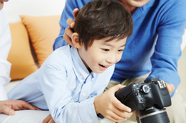 포토 JPG 스튜디오촬영 남자 아들 어린이 가족 실내 미소 웃음 사람 앉기 동양인 소년 성인 두명 30대 전자제품 부모 카메라 한국인 자녀 아빠 부자지간 남자만 국내포토 관계 모션 표정 인종 내부 장년 파일형식