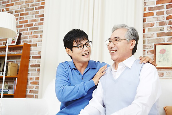 포토 JPG 스튜디오촬영 할아버지 노년 남자 아들 가족 실내 미소 웃음 사람 앉기 동양인 상반신 성인 두명 30대 부모 한국인 자녀 아빠 60대 효도 부자지간 남자만 국내포토 컨셉 관계 모션 표정 인종 내부 장년 파일형식