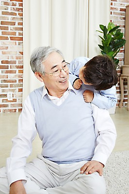 포토 JPG 스튜디오촬영 할아버지 노년 남자 어린이 가족 손자 실내 미소 웃음 사람 동양인 소년 성인 두명 한국인 60대 손주 효도 남자만 국내포토 컨셉 관계 표정 인종 내부 파일형식