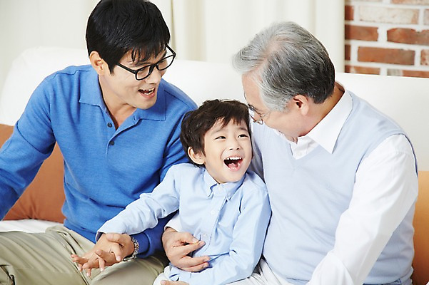 포토 JPG 스튜디오촬영 할아버지 노년 남자 아들 어린이 가족 손자 실내 미소 웃음 사람 앉기 동양인 소년 성인 세명 30대 부모 한국인 자녀 아빠 60대 손주 부자3대 부자지간 남자만 국내포토 관계 모션 표정 인종 내부 장년 파일형식